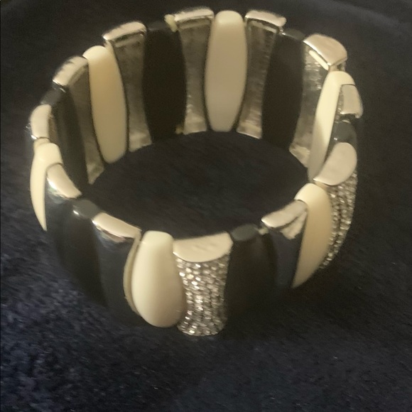 Pre-owned, gently used stretch black, white and silver sparkle bracelet. - Picture 7 of 10